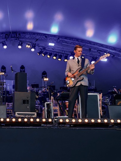 Pete Thomas plays with The Bluejays in Battersea Park (c) Gabriel Bush