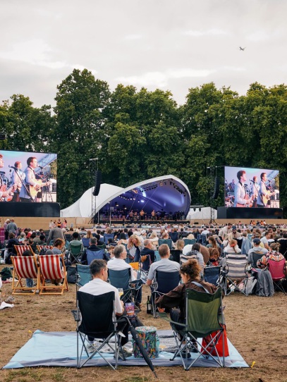 The Bluejays perform in Battersea Park (c) Gabriel Bush